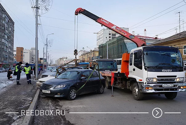 Эвакуатор забирает машину в центре Красноярска