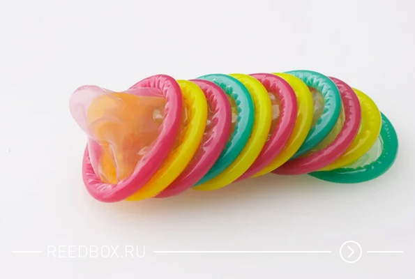 Несколько цветных презервативов