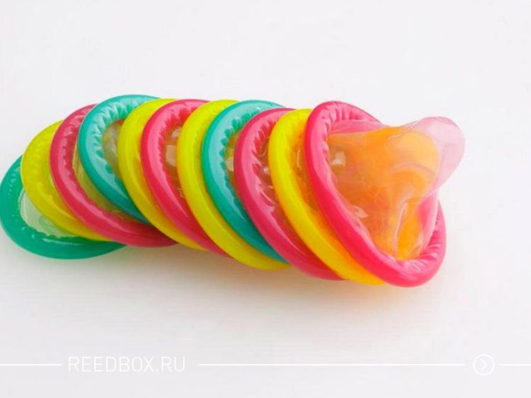 Несколько цветных презервативов