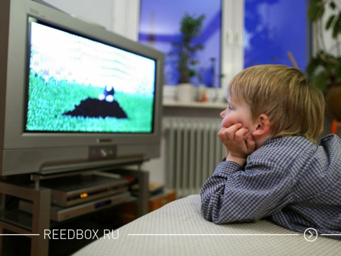 Ребенок смотрит долго телевизор
